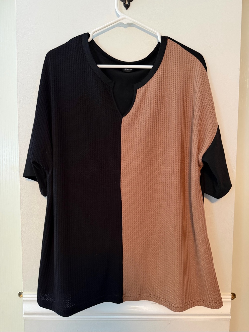 Colorblock Short Sleeve Tee in Black and Brown Tan
